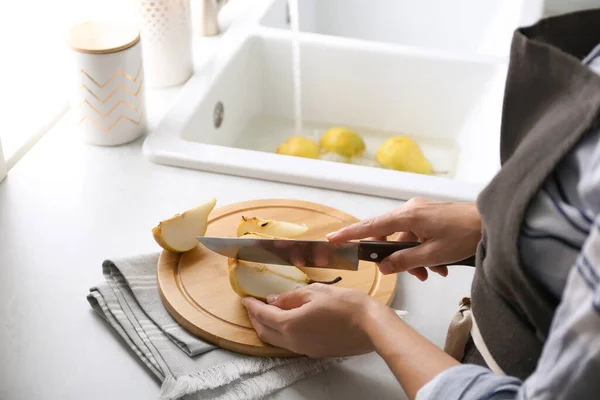 Mujer Cortando Pera Fresca Madura Mesa Cocina Primer Plano — Foto de Stock