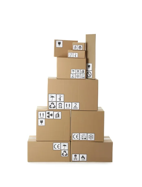 Pila Scatole Cartone Con Diversi Simboli Imballaggio Sfondo Bianco Consegna — Foto Stock