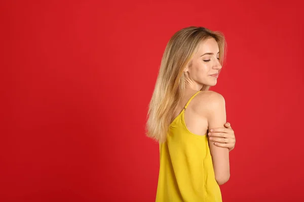 Mooie Jonge Vrouw Met Blond Haar Rode Achtergrond Ruimte Voor — Stockfoto