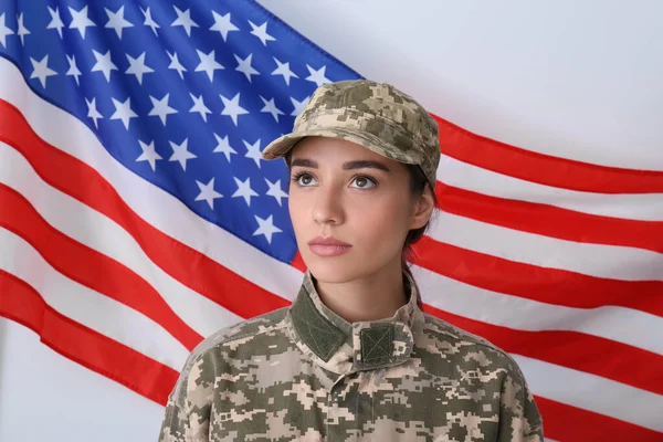 Kvinna Soldat Uniform Och Usa Flagga Vit Bakgrund — Stockfoto