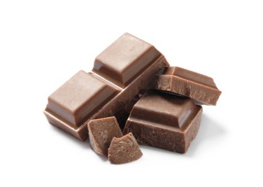 Beyaz üzerine izole edilmiş lezzetli sütlü çikolata parçaları.