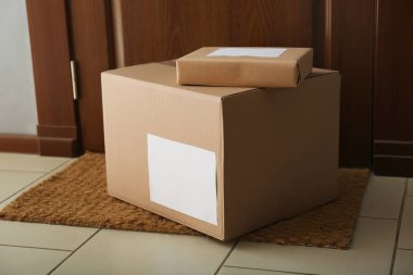 Kapıya yakın kilim üzerinde paketler. Teslimat servisi
