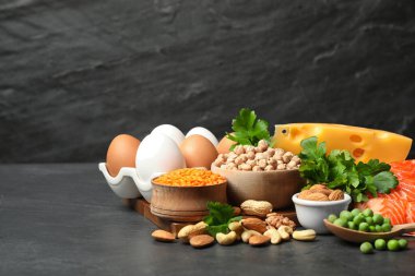 Siyah masada protein açısından zengin ürünler.