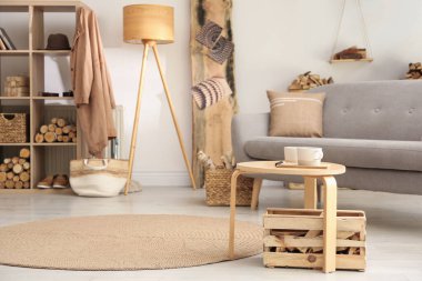 Dekoratif unsur olarak yakacak odunları olan şık bir oda.