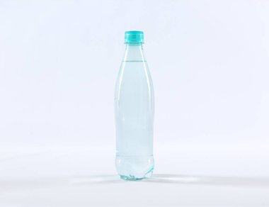 Beyaz üzerine izole edilmiş plastik bir şişe saf su.