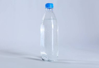 Hafif arkaplanda plastik bir şişe saf su.