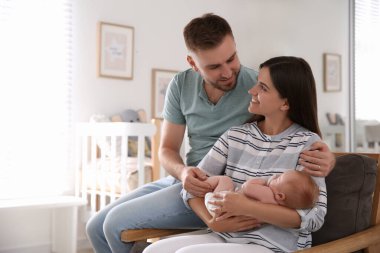 Yeni doğmuş bebekleriyle mutlu bir çift.