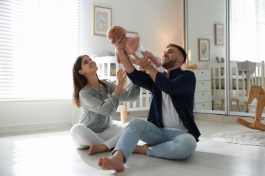 Yeni doğmuş bebekleriyle mutlu bir çift.