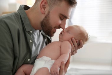 Baba ve yeni doğan oğlu evde.