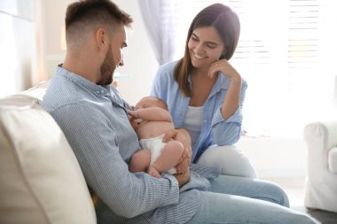 Yeni doğmuş bebekleriyle mutlu bir çift.