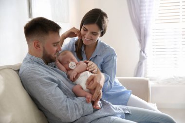 Yeni doğmuş bebekleriyle mutlu bir çift.