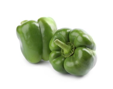 Taze yeşil dolmalık biberler beyazda izole edilmiş.