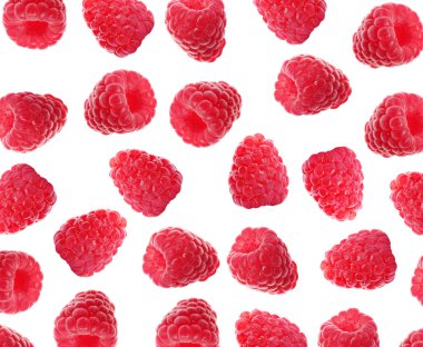 Beyaz arka plana düşen taze olgun ahududular.