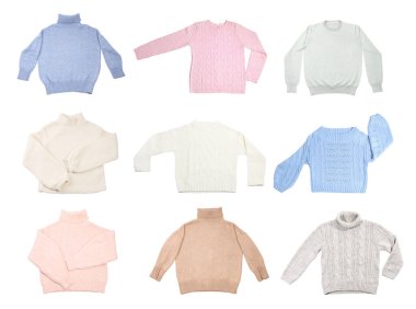 Beyaz arkaplanda şık süveterler. 