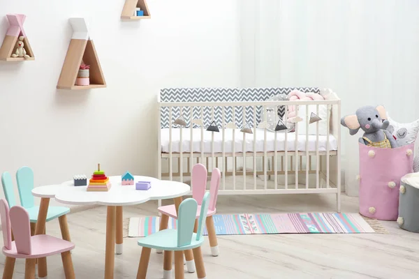 Karyolası Küçük Masası Olan Şirin Bir Bebek Odası — Stok fotoğraf
