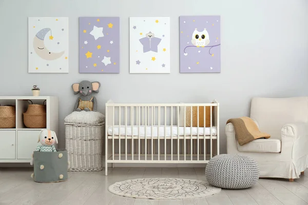 Baby Room Interior Κούνια Και Χαριτωμένες Αφίσες Στον Τοίχο — Φωτογραφία Αρχείου