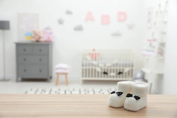 Små Babysockor Träbord Rummet Plats För Text — Stockfoto