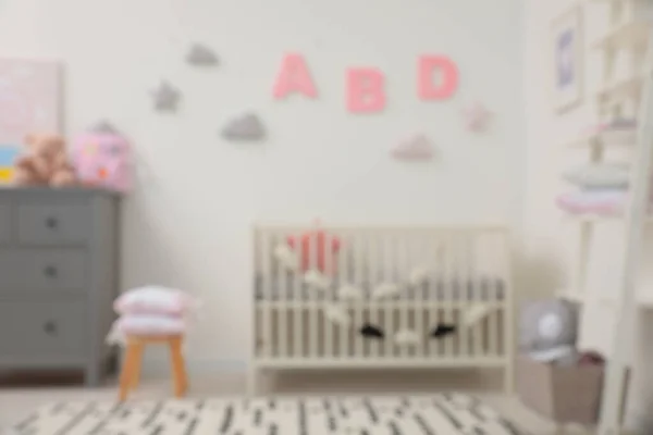 Vue Floue Intérieur Mignon Chambre Bébé Avec Berceau Moderne Près — Photo