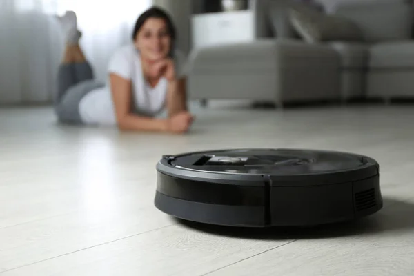 Modern Robotic Vacuum Cleaner Blurred Woman Background — Stock Photo, Image