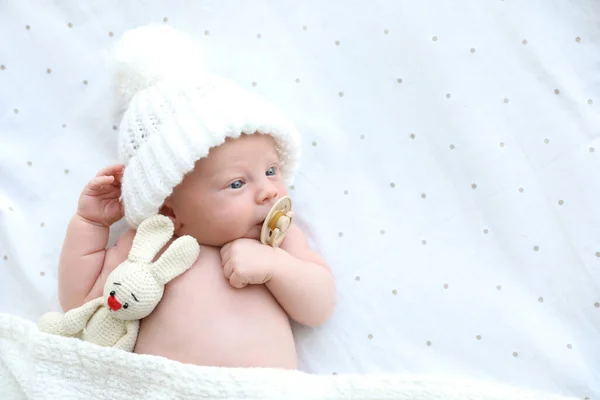Cute Noworodka Białej Dzianiny Kapelusz Zabawką Leżącą Łóżku Widok Góry — Zdjęcie stockowe