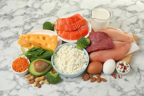 白色大理石桌上富含蛋白质的不同产品 — 图库照片