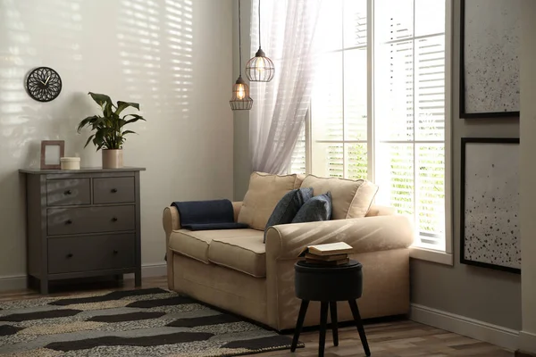 Modernes Wohnzimmerinterieur Mit Stilvollem Sofa — Stockfoto