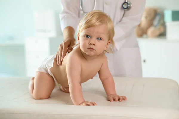 Pediatra Examinando Bebê Hospital Serviços Saúde — Fotografia de Stock