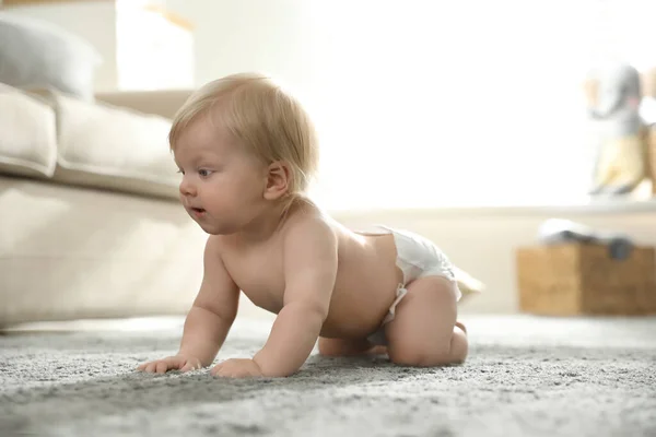 Cute Little Baby Pieluchy Dywanie Domu — Zdjęcie stockowe