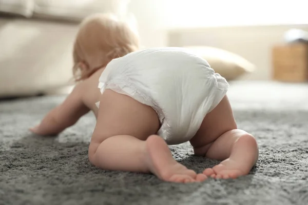 Leuke Kleine Baby Luier Thuis Focus Benen — Stockfoto