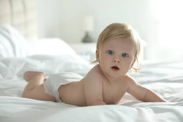 Cute Little Baby Pieluchy Leżące Łóżku Domu — Zdjęcie stockowe