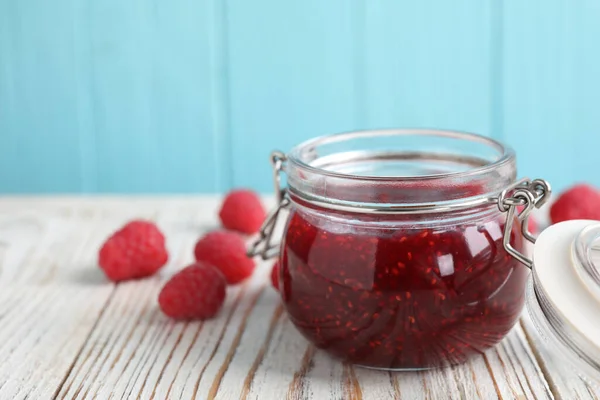 Köstliche Marmelade Und Frische Himbeeren Auf Weißem Holztisch Raum Für — Stockfoto