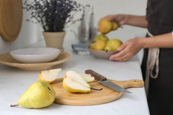 Coupe Fraîche Poire Entière Sur Comptoir Blanc Dans Cuisine — Photo