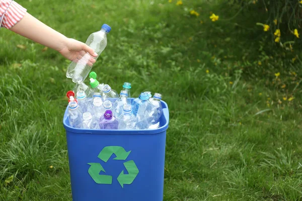 Una Mujer Tirando Botellas Usadas Basura Aire Libre Cerca Reciclaje —  Fotos de Stock