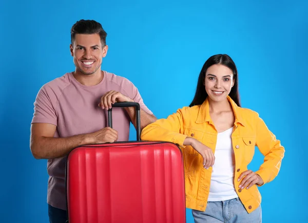 Boldog Pár Bőrönddel Nyári Kiránduláshoz Kék Háttérrel Nyaralás Utazás — Stock Fotó