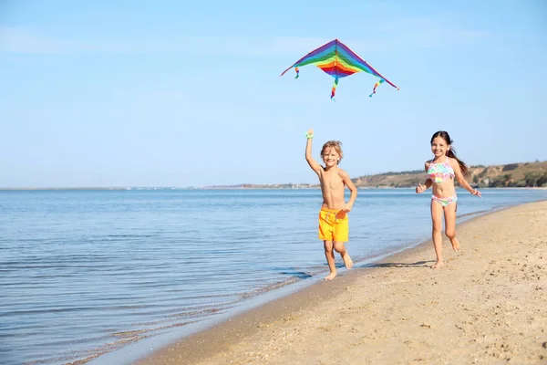 Lindos Niños Pequeños Con Cometa Corriendo Playa Arena Día Soleado — Foto de Stock