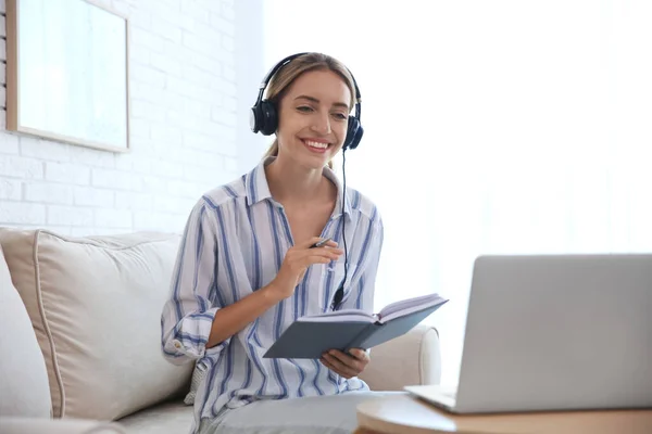 Lehrer Gibt Online Schulstunde Fernstudium Während Der Coronavirus Quarantäne Studium — Stockfoto