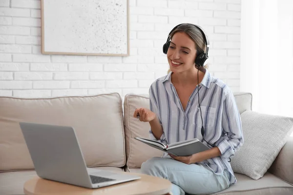 Leraar Geeft Online Schoolles Afstandsonderwijs Tijdens Coronavirusquarantaine Thuis Studeren — Stockfoto