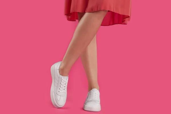 Vrouw Draagt Schoenen Roze Achtergrond Close — Stockfoto