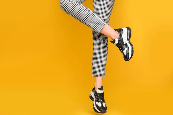 Mujer Con Elegantes Zapatillas Deporte Sobre Fondo Amarillo Primer Plano — Foto de Stock