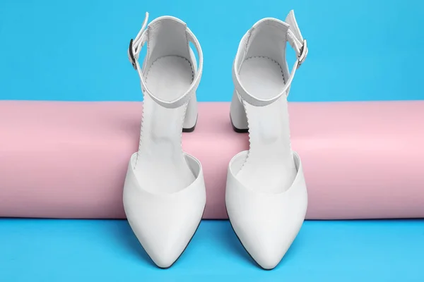 Chaussures Féminines Blanches Élégantes Sur Fond Bleu Clair — Photo