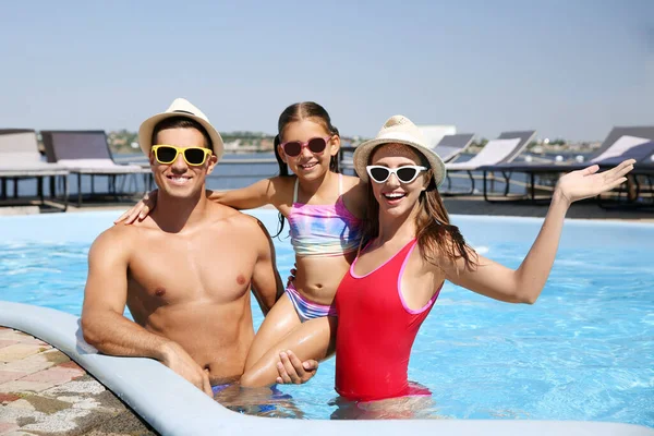 Glückliche Familie Schwimmbad Sonnigem Tag — Stockfoto