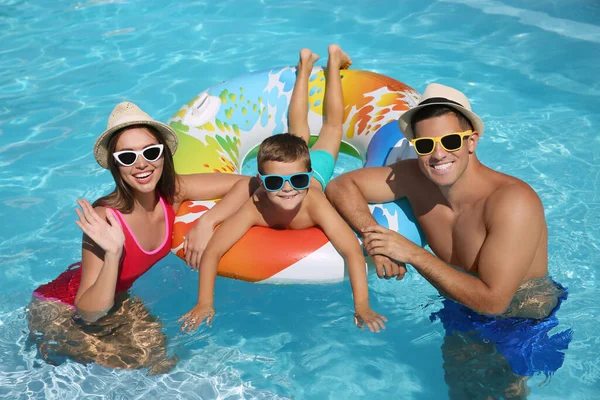 Glückliche Familie Mit Aufblasbarem Ring Schwimmbad — Stockfoto