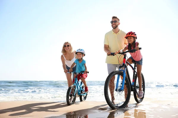 Padres Felices Enseñando Los Niños Andar Bicicleta Playa Arena Cerca —  Fotos de Stock
