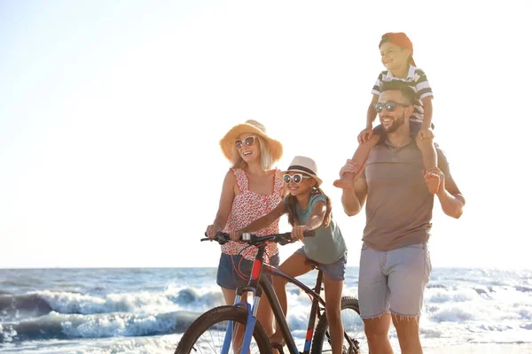 Famille Heureuse Avec Vélo Sur Plage Près Mer — Photo