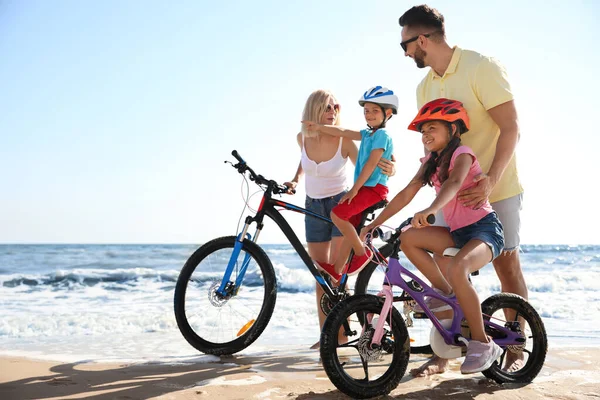 Des Parents Heureux Apprenant Aux Enfants Faire Vélo Sur Une — Photo