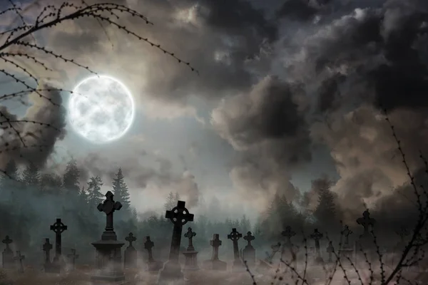Misty Cementerio Con Viejas Lápidas Espeluznantes Bajo Luna Llena Halloweeen —  Fotos de Stock