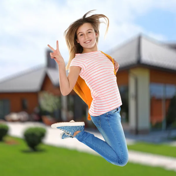 Ευτυχισμένη Έφηβη Που Πηδάει Κοντά Στο Σπίτι Σχολικές Διακοπές — Φωτογραφία Αρχείου