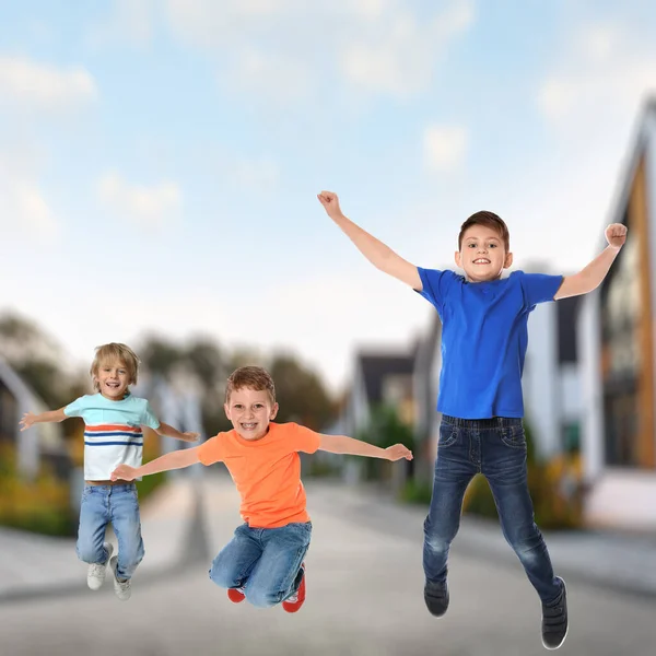 Glückliche Jungen Springen Auf Die Straße Schulferien — Stockfoto
