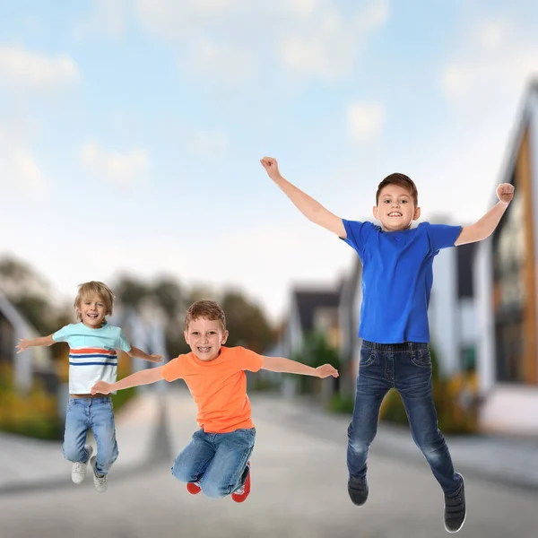 Glada Pojkar Hoppar Gatan Skolresor — Stockfoto