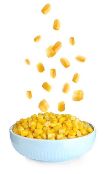 甜玉米粒在白色背景下掉进碗里 — 图库照片